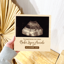 Cargar imagen en el visor de la galería, Ultrasonografia de embarazo impresa en madera para anunciar el embarazo
